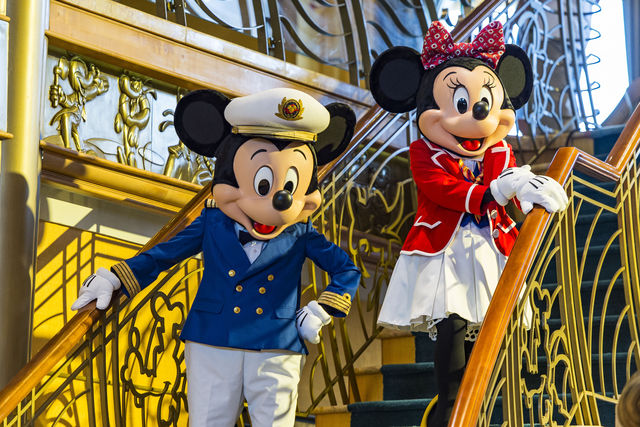 Mickey and Minnie Mouse pose in Italian-themed costumes